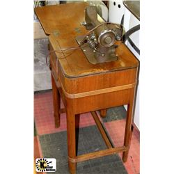 VINTAGE TABLE TOP NATIONAL SEWING MACHINE IN