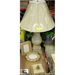 NEW TRAY OF MATCHING LAMP,GIFTBOX  AND 2 PICTURE