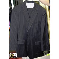 BOSS SUIT SIZE 50
