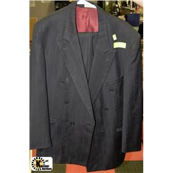 MENS SUIT - SIZE UNKNOWN (APPROX LARGE)