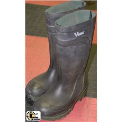 BOX W/PAIR OF VIKING RUBBER STEEL-TOED BOOTS -