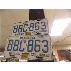 VINTAGE PAIR OF LICENSE PLATES - BC - 72