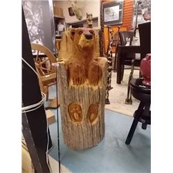 UNIQUE  HAND CRAFTED CHAINSAWS CARVING - ALL WOOD - BEAR IN LOG - LARGE - SIGNED BY ARTIST