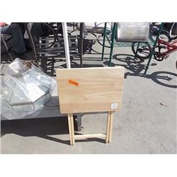 FOLDING TABLE