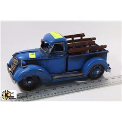 METAL FARM TRUCK ORNAMENT