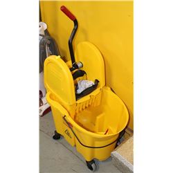RUBBERMAID MOP BUCKET & WRINGER