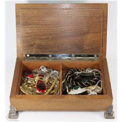SMALL VINTAGE JEWELLERY BOX WITH CONTENTS