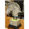 Image 1 : HORSES HEAD ON STAND