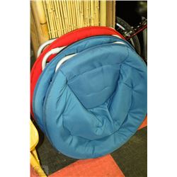 SET OF 3 BLUE AND RED FOLDING LOUNGE CHAIRS