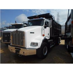 2010 KENWORTH T800 DUMP TRUCK, VIN/SN:1NKDX0TX0AJ275951 - TRI-AXLE, CUMMINS ISM-425V ENGINE, ALLISON