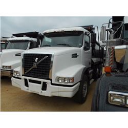 2007 VOLVO DUMP, VIN/SN:4V5K99GG67N488180 - TRI-AXLE, 395HP VED12 VOLVO ENGINE, 8LL TRANS, 44K REARS
