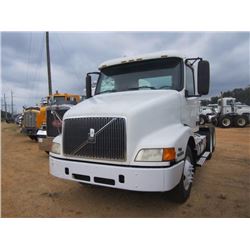 2000 VOLVO WG64T TRUCK TRACTOR, VIN/SN:4V4MD2UG6YN242125 - CUMMINS ISM DIESEL ENG, 10 SPD TRANS, 38K