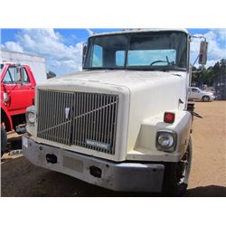 1990 VOLVO TRUCK TRACTOR, VIN/SN:4V2JCBME1LR804768 - DIESEL ENGINE, MANUAL TRANS (DOES NOT OPERATE)