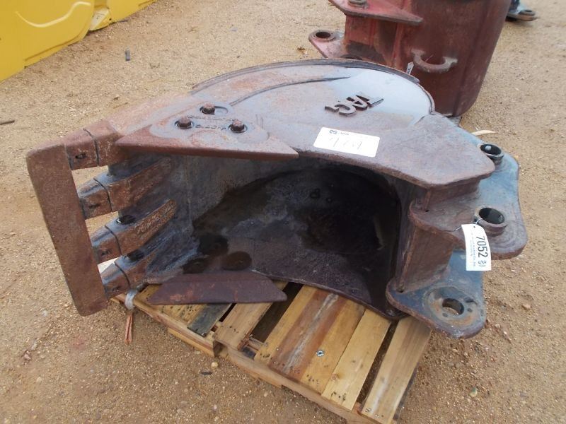 24" TAG EXCAVATOR BUCKET W/TEETH & SIDE CUTTERS