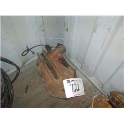 (2) METAL BEAM/PLATE CLAMPS