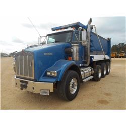 2013 KENWORTH T800 DUMP, VIN/SN:1NKDX4TX8DJ341674 - TRI-AXLE, 450HP CUMMINS ISX DIESEL ENGINE, 8LL T