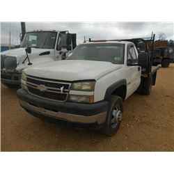 2007 CHEVROLET 3500 FLATBED TRUCK, VIN/SN:1GBJC34U77E105078 - DIESEL ENG, A/T, 9' STEEL FLATBED W/HE