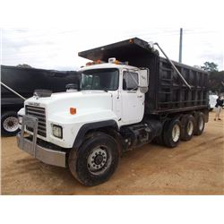 1999 MACK RD690S DUMP, VIN/SN:1M2P264G4XM028902 -TRI-AXLE, 300HP MACK EM7-300 DIESEL ENGINE, 8LL TRA
