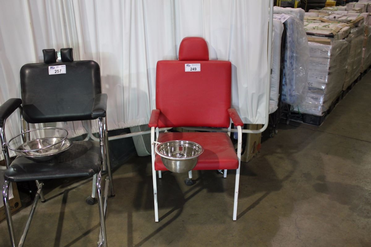 RED/WHITE FIRST AID CHAIR