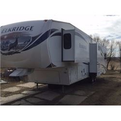 2012 ELKRIDGE 34' (BY HEARTLAND) FIFTH WHEEL HOLIDAY TRAILER