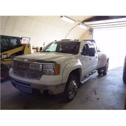 2010 GMC 4X4 DUALLY TRUCK