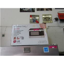 LG 1.5 cubic foot microwave - store return