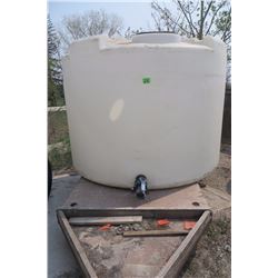 1250 gal poly tank on small trailer