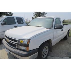 76 2006GMC 1500 V6  automatic, Silverado, reg cab, 8 ft box only 88000 one owner km, serial #3GCEC14