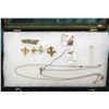 Image 1 : Glass case in poor condition containing a gold-filled Hair Pin; several Fleur-de-lis; "D.Peres Solin