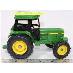 METAL JOHN DEERE TRACTOR 3140 WITH REMOVEABLE CAB