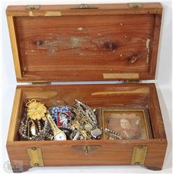 ESTATE WOODEN JEWELRY BOX WITH AN ASSORTMENT OF