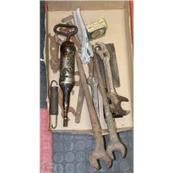 FLAT OF VINTAGE TOOLS INCLUDING GREASE GUN,BUTCHER