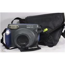 CAMERA IN PLAIN CASE FUJIFILM INSTAX 200 INSTANT