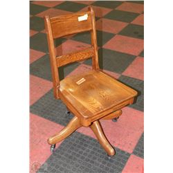 SOLID OAK SWIVEL BANKERS CHAIR