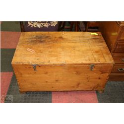 VINTAGE SOLID WOOD DOVETAILED CHEST