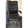 Image 1 : BLACK LEATHERETTE HYDRAULIC LIFT OFFICE CHAIR