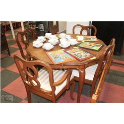 VICTORIAN STYLE ROUND WOODEN TABLE AND 4 CHAIRS