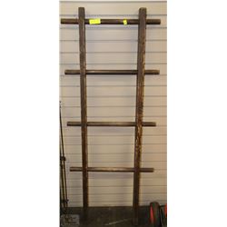 WOODEN QUILT LADDER HANGER