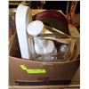Image 1 : BOX OF VINTAGE HOUSEHOLD ITEMS