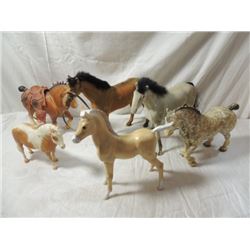 LOT 6 VINTAGE PLASTIC HORSE FIGURES AS SHOWN.