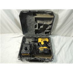 DEWALT 14.4 V CORDLESS DRIVER DRILL KIT IN CASE