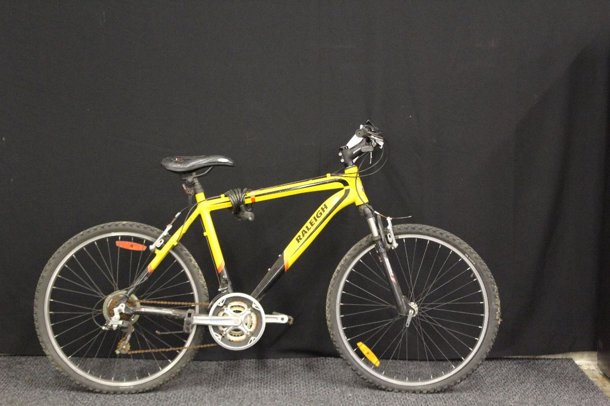 YELLOW RALEIGH PEAK 18 SPEED FRONT SUSPENSION MOUNTAIN BIKE - Able Auctions