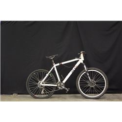 WHITE DIAMONDBACK OP 21 SPEED FRONT SUSPENSION MOUNTAIN BIKE WITH DISK BRAKES