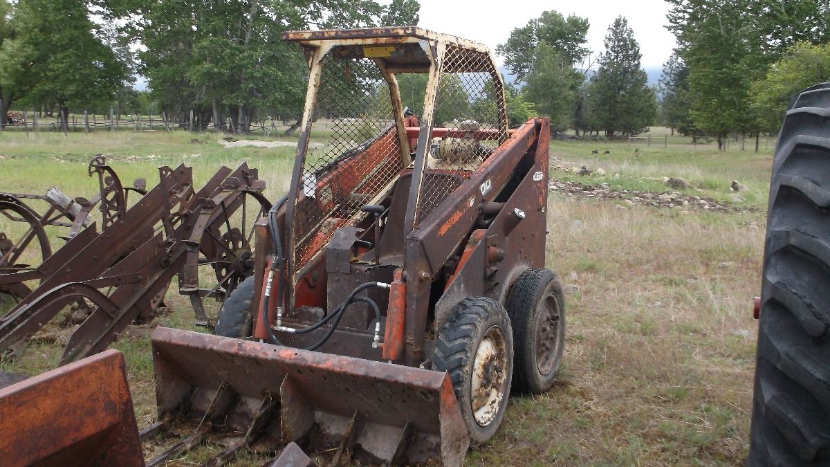 Gehl Skid Steer Model HL 2600 with 2 Extra Buckets RunsWorksGas 00716