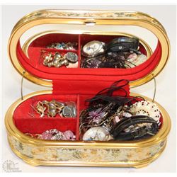 GOLD JEWELLERY BOX W/CONTENTS