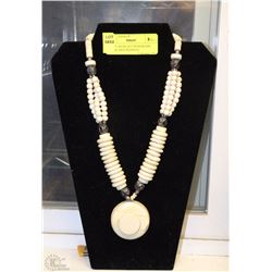 HEAVY NECKLACE WITH BEADS AND QUARTZ PENDANT