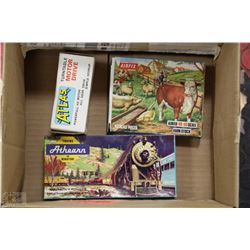 VINTAGE MODEL TRAIN SCALE FARM TRUCK AND TURNTABLE