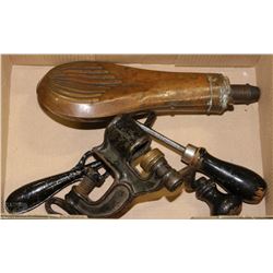 VINTAGE  GUN POWDER FLASK AND 12 GAUGE PRIMER