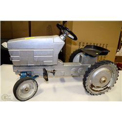 CHILDRENS PEDAL TOY TRACTOR