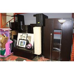 ESTATE LOT INCLUDING SET OF 5 SQUARE WALL DISPLAYS